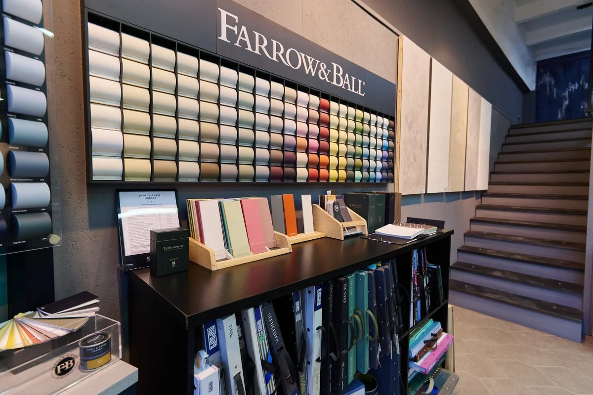 Палитры и каталоги на стенде Farrow & Ball
