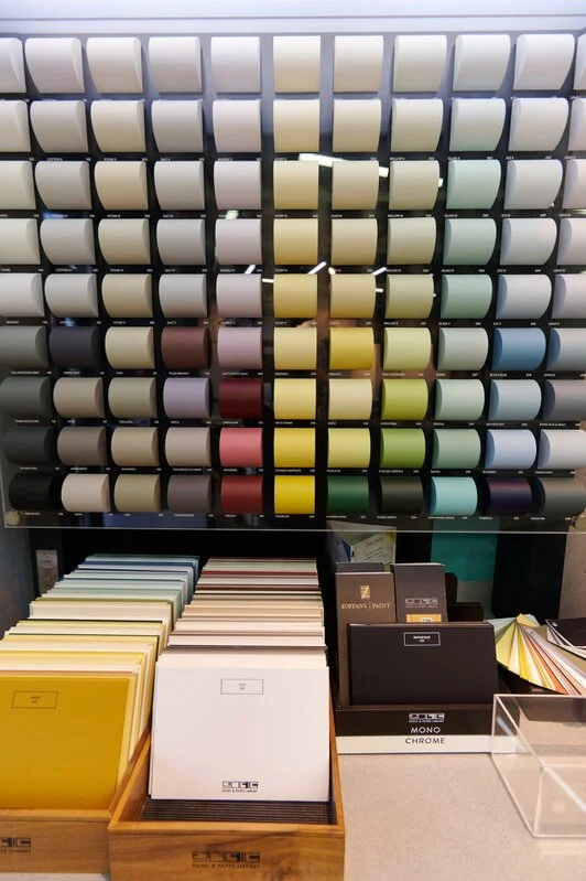 Вертикальный стенд с образцами цветов Farrow & Ball