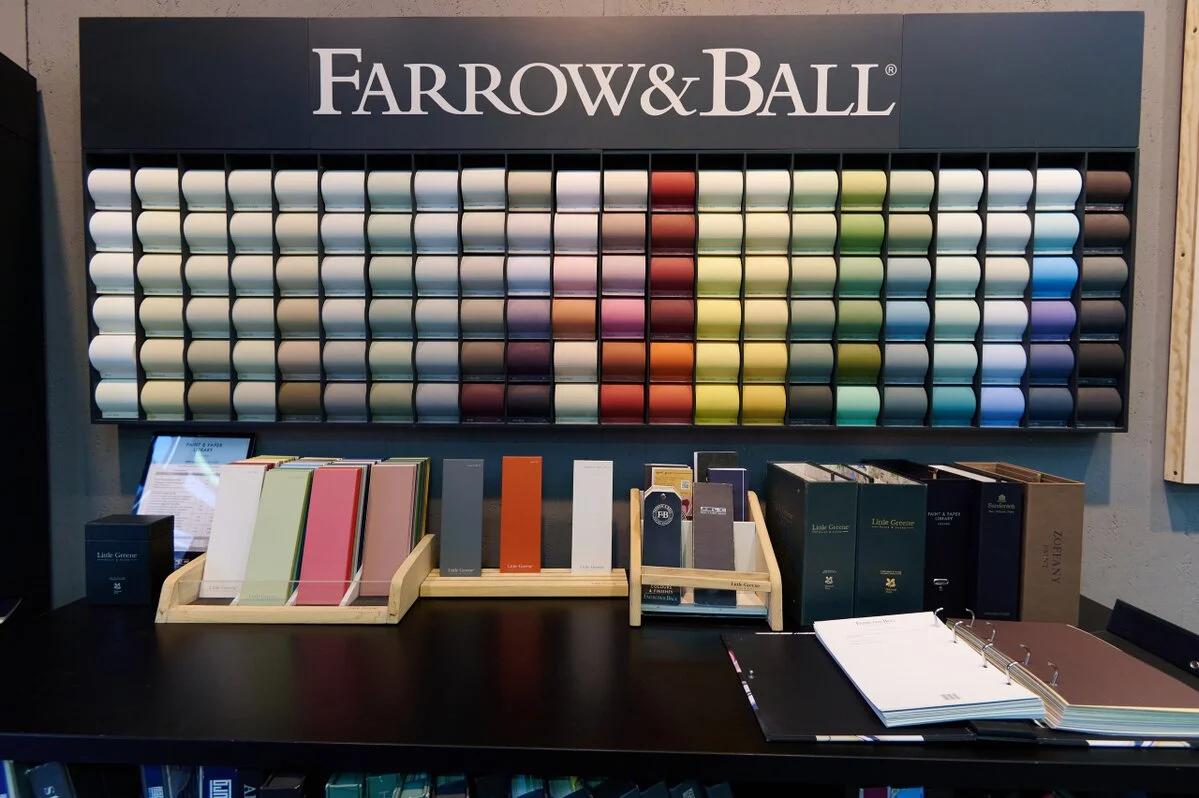 Палитры Farrow & Ball и каталоги на столе