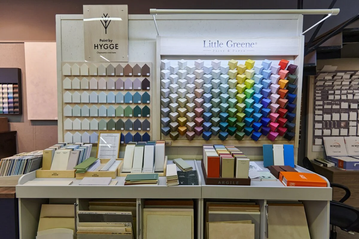 Стенды HYGGE и Little Greene с образцами оттенков